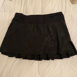 Lululemon black beautiful skirt w shorts size 6